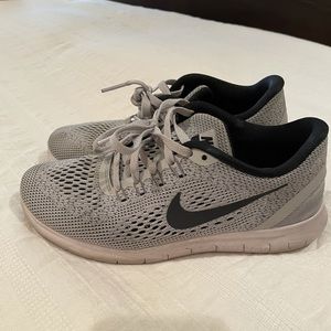 Gray Nike tennis shoes size 6.5. Good condition